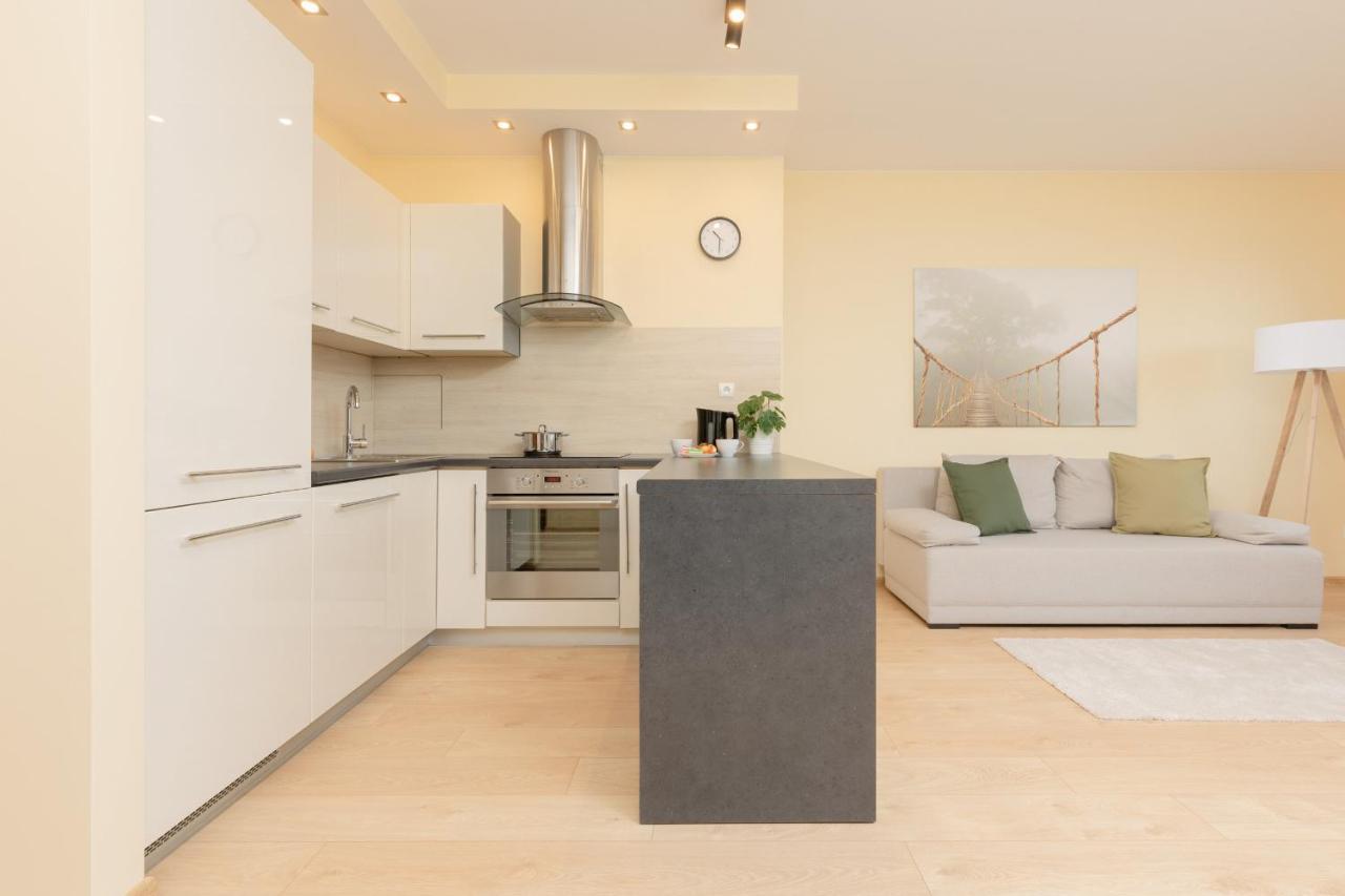 Praga Family Apartment With Parking By Noclegi Renters Warschau Exterior foto
