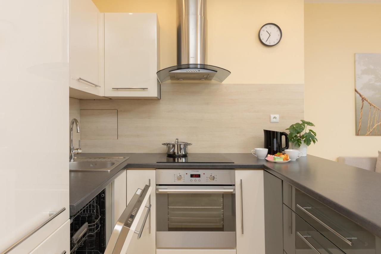 Praga Family Apartment With Parking By Noclegi Renters Warschau Exterior foto