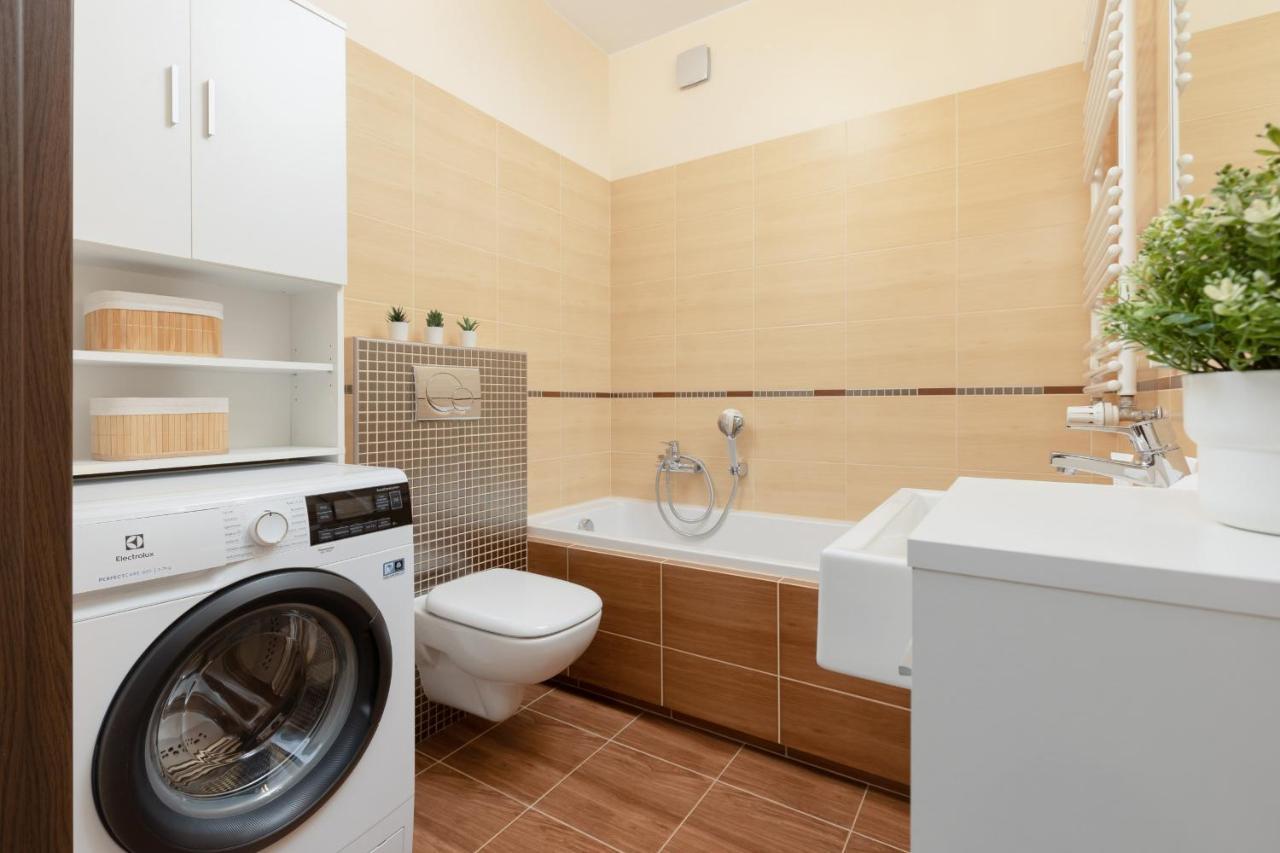 Praga Family Apartment With Parking By Noclegi Renters Warschau Exterior foto