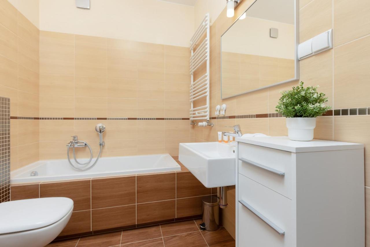 Praga Family Apartment With Parking By Noclegi Renters Warschau Exterior foto